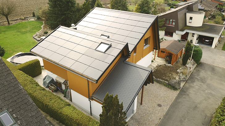 EFH Birrhard Montage Installation Integrierte Photovoltaik Anlage mit Dachsanierung MONTAPRO Energiemonteure